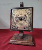 Eeuwigdurende kalender - Italië - Draaiend hout en brons