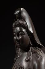 Brons - Een bronzen okimono dat de godin Kannon afbeeldt,