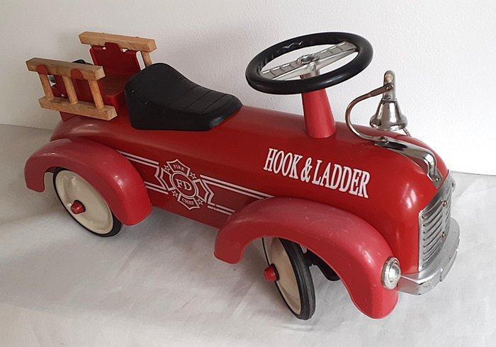 Goki - Blikken speelgoed - Goki Classic Ride-On Fire Engine,, Antiek en Kunst, Antiek | Speelgoed