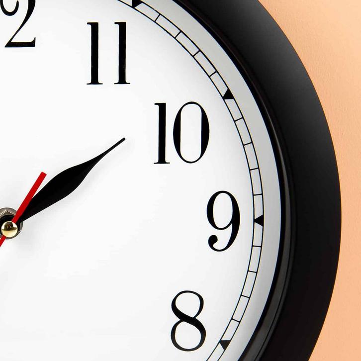 Achterwaartse klok, Huis en Inrichting, Woonaccessoires | Klokken, Verzenden