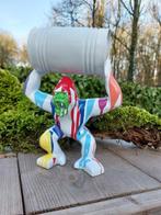 Beeld, strong gorilla with oil barrel - 22 cm - polyresin, Antiek en Kunst
