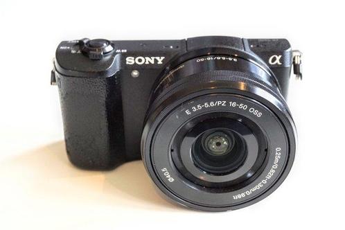 Sony A5100 + Sony PZ 16-50mm f3.5-5.6 OSS zoomlens; Digitale, Audio, Tv en Foto, Fotocamera's Digitaal