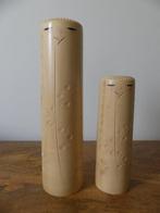Een minimalistisch kokeshi duo, 17,3 en 24,4 cm, met