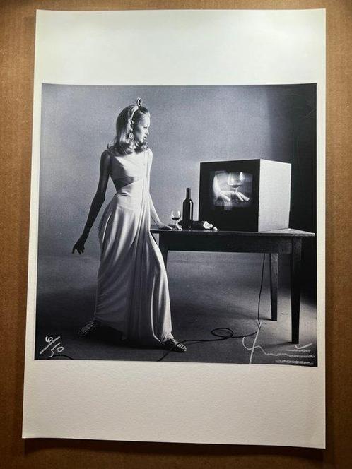 Bert Stern - Bert Stern signed Famous Twiggy and the T.V., Antiek en Kunst, Kunst | Schilderijen | Modern