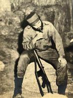 Naranjo (XX) - Fidel Castro en Sierra Maestra encendiéndose