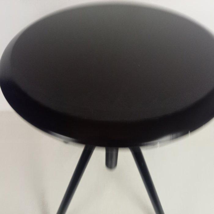 Kruk - Gepoederd metaal met gelakte houten zitting en, Antiek en Kunst, Kunst | Designobjecten