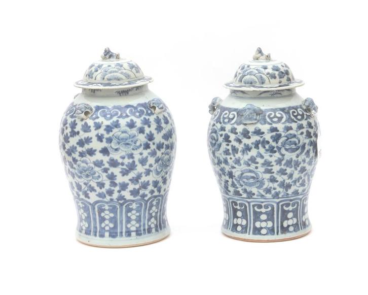 Twee porseleinen blauw witte dekselvazen, China, 19e eeuw, Antiek en Kunst, Antiek | Porselein