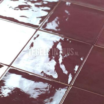 Handvorm wandtegel 13x13 bordeaux rood soft glans beschikbaar voor biedingen