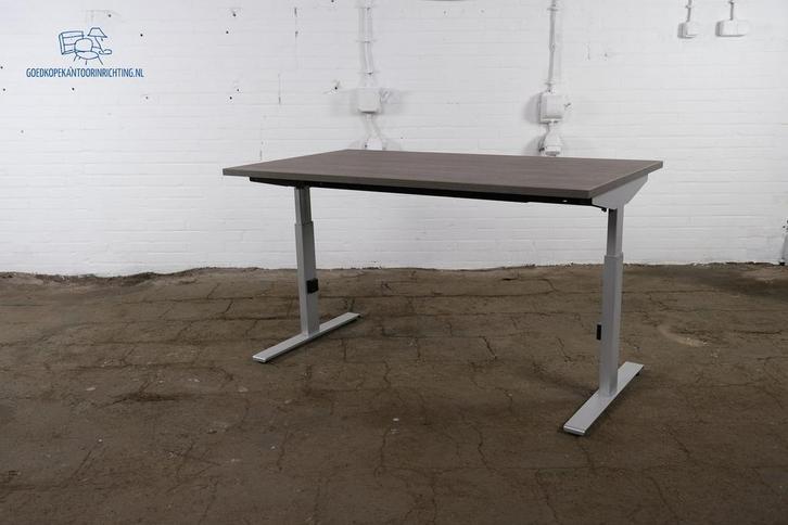Bureau | Jong gebruikt | Zilvergrijs T-poot frame | Logan ei, Zakelijke goederen, Kantoor en Winkelinrichting | Kantoormeubilair en Inrichting