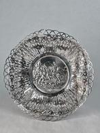 Tafelmiddenstuk - bloemenkransen - ajour - repoussé-scène -, Antiek en Kunst