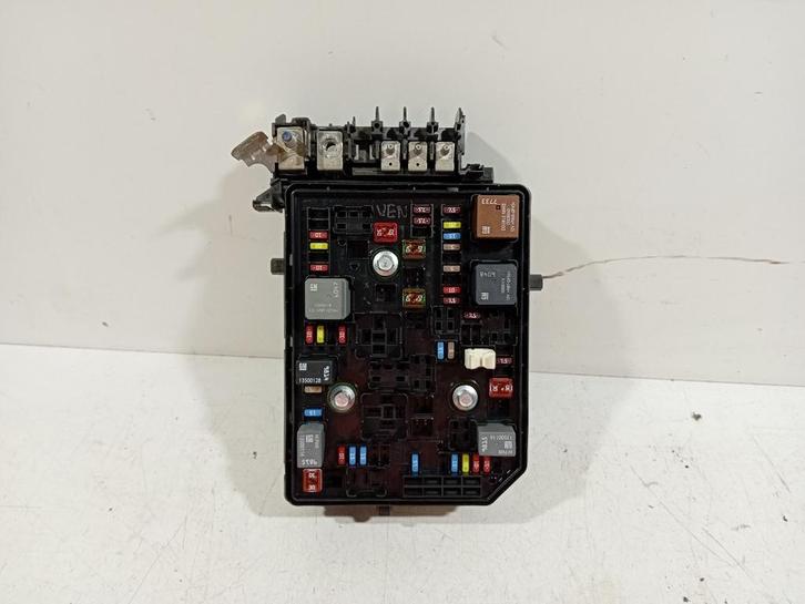 Zekeringkast Opel Astra K 1.0 Turbo 39040849, Auto-onderdelen, Elektronica en Kabels, ARN erkend, Stiba lid, Erkend duurzaam, Gebruikt