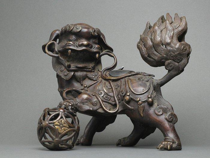 Shishi with Brocade Ball - sculptuur Koper - Azië, Antiek en Kunst, Antiek | Overige Antiek