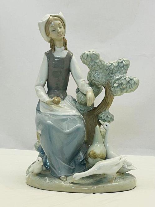 Nao by Lladró - sculptuur, Migas a las aves - 27 cm -, Antiek en Kunst, Antiek | Glas en Kristal