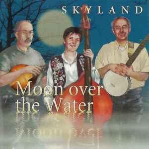 cd - Skyland - Moon Over The Water, Cd's en Dvd's, Cd's | Country en Western, Zo goed als nieuw, Verzenden