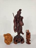 Drie beelden waaronder Shou Lao met staf en perzik - Hout -