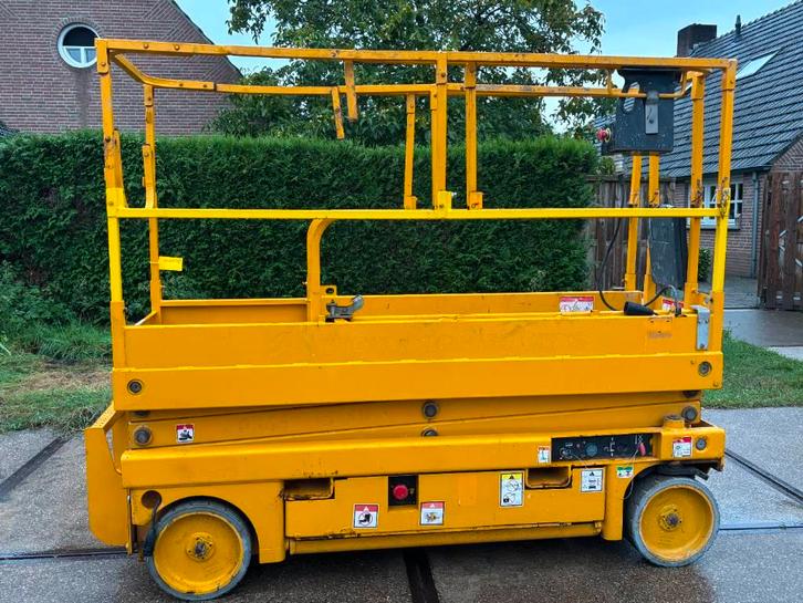 Haulotte Compact 8 8m schaarlift Haulotte hoogwerker, Zakelijke goederen, Machines en Bouw | Liften, Steigers en Ladders, Ophalen