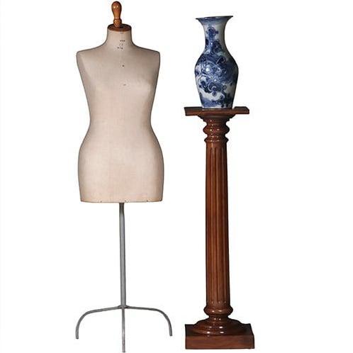 Notenhouten piedestal of zuil met cannelures op een vierkant, Antiek en Kunst, Antiek | Meubels | Tafels, Ophalen of Verzenden