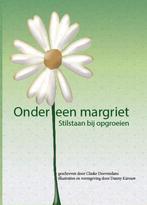 Onder een margriet   Stilstaan bij opgroeien 9789082850505, Zo goed als nieuw