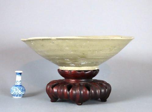 Kom - Conical Celadon Bowl with Incised Floral Decoration -, Antiek en Kunst, Antiek | Overige Antiek