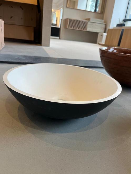 Waskom Ø37,5 cm – wit met mat zwarte buitenkant, modern desi, Huis en Inrichting, Badkamer | Badkamermeubels, Nieuw
