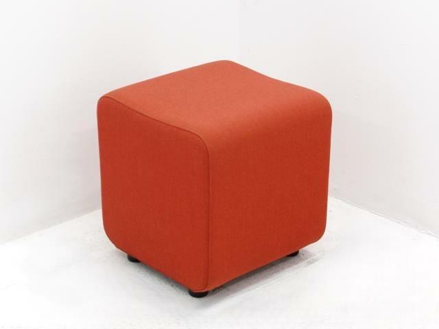 Poef Ahrend - 43x40x40cm - rood, Zakelijke goederen, Kantoor en Winkelinrichting | Kantoormeubilair en Inrichting, Overige typen