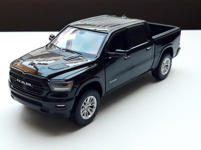 Dodge Ram Laramie zwart - Nieuw in ongeopende doos! 19 cm L, Hobby en Vrije tijd, Modelauto's | 1:24, Nieuw, Motormax, Auto, Ophalen of Verzenden
