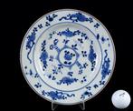 Een Chinese blauw-wit porseleinen bord - GEEN