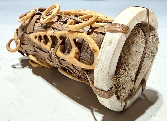 Oorlogsamulet gemaakt van vezel, schelpen en andere, Antiek en Kunst, Kunst | Niet-Westerse kunst