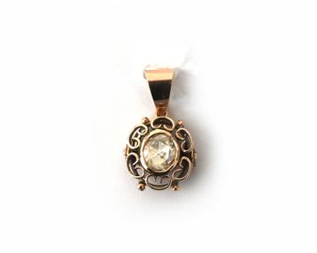 Een 14 krt. roségouden hanger met roosgeslepen diamant beschikbaar voor biedingen
