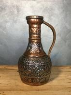 Oude karaf van koper en tin uit de negentiende eeuw. -