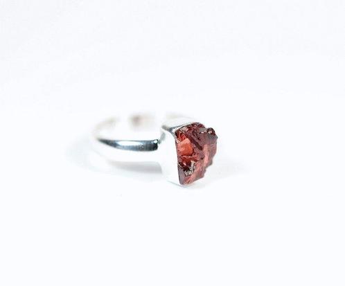 Granaat Set ring + hanger / rauw / nieuw- 6.78 g - (2), Verzamelen, Mineralen en Fossielen