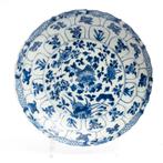 Een Chinees Kangxi blauw wit porseleinen bord