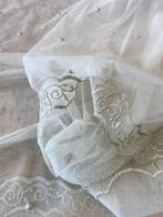 Elegante stoffen voile met kantafwerking en capes en