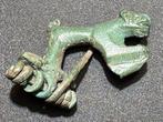 Oud-Romeins Brons Zeer zeldzame zoomorphische fibula in de, Sieraden, Tassen en Uiterlijk, Antieke sieraden