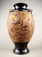 Vaas - Brons, Vaas met een driedimensionale gravuur van een