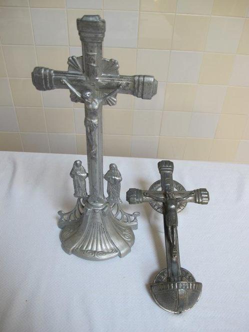 Crucifix (2) - Metaal - 1930-1940 - Crucifix en wijwatervat, Antiek en Kunst, Antiek | Boeken en Bijbels