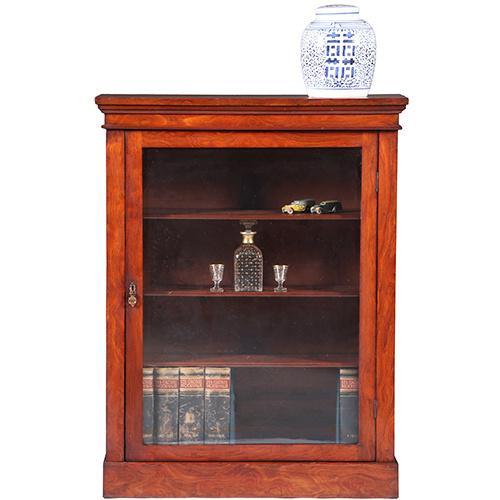 Kleine strakke notenhouten 1-deurs boekenkast of vitrine ca, Antiek en Kunst, Antiek | Meubels | Kasten, Ophalen of Verzenden