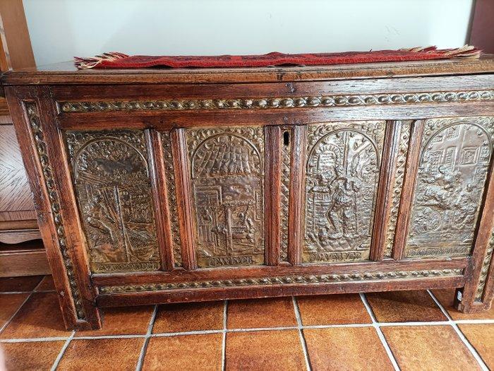 Kist - Gelakt messing, Eik - Eiken meubelkist versierd, Antiek en Kunst, Antiek | Overige Antiek