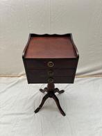 Bijzettafel - Klassieke Bijzettafel met Drie Laden en, Antiek en Kunst