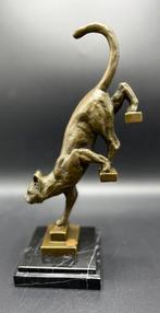 Beeldje - Bronzen kat die van de trap loopt. - Brons,, Antiek en Kunst