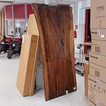 Boomstameettafel Suar met epoxylaag, 2025 beschikbaar voor biedingen