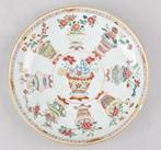 Bord - A CHINESE FAMILLE ROSE DISH DECORATED WITH BASKET OF, Antiek en Kunst