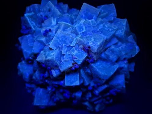 Fluoriet Kristalen - Hoogte: 150 mm - Breedte: 110 mm- 2100, Verzamelen, Mineralen en Fossielen