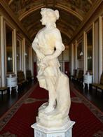 Beeld, Statua raffigurante fanciulla dei fiori con foglie, Antiek en Kunst, Antiek | Keramiek en Aardewerk