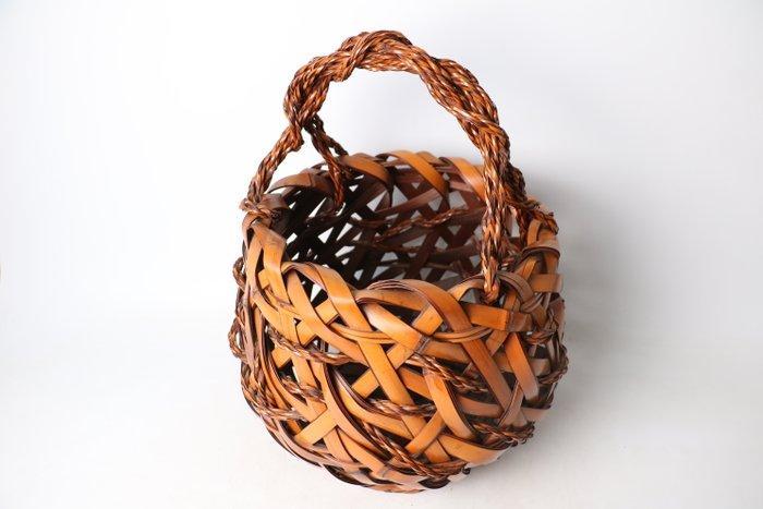 Elegante Japanse bamboe bloemmand met dynamisch weefpatroon, Antiek en Kunst, Antiek | Overige Antiek
