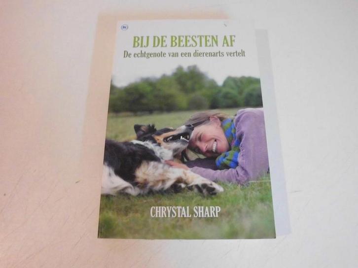Bij de beesten af - Chrystal Sharp 9789044327878, Boeken, Literatuur, Gelezen, Verzenden