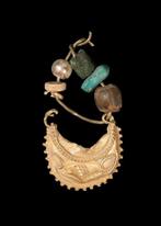 West-Aziatisch Goud Halvemaanhanger met glazen en parelmoer, Antiek en Kunst