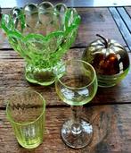 Vaas (4) - Uraniumglas - 4 kunstvoorwerpen van de tafel.