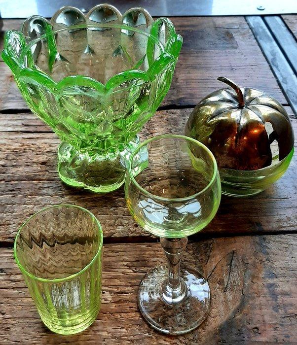 Vaas (4) - Uraniumglas - 4 kunstvoorwerpen van de tafel., Antiek en Kunst, Curiosa en Brocante