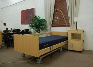 HOOG LAAG BED ZIEKENHUISBED LAAGSTE PRIJS GRATIS NACHTKASTJE beschikbaar voor biedingen